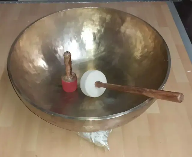 Riesige Fußklangschale