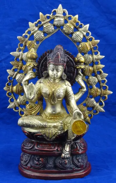 Lakshmi auf Thron